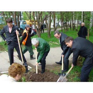 15 мая 2009г. Закладка "Аллеи предпринимателей", "Бизнес-плаза" г.Чебоксары